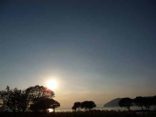 ＜日没と竹生島＞